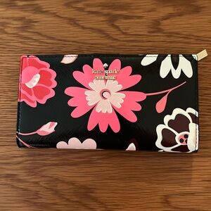 Kate Spade NWOT Cameron black floral wallet